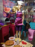 /album/fotogalerie-galerie-panenek-dollsland-v-praze-nejvetsi-vystava-panenek-a-auticek/podivejte-se-jak-nase-barbie-pripravuje-pizzu-jpg/